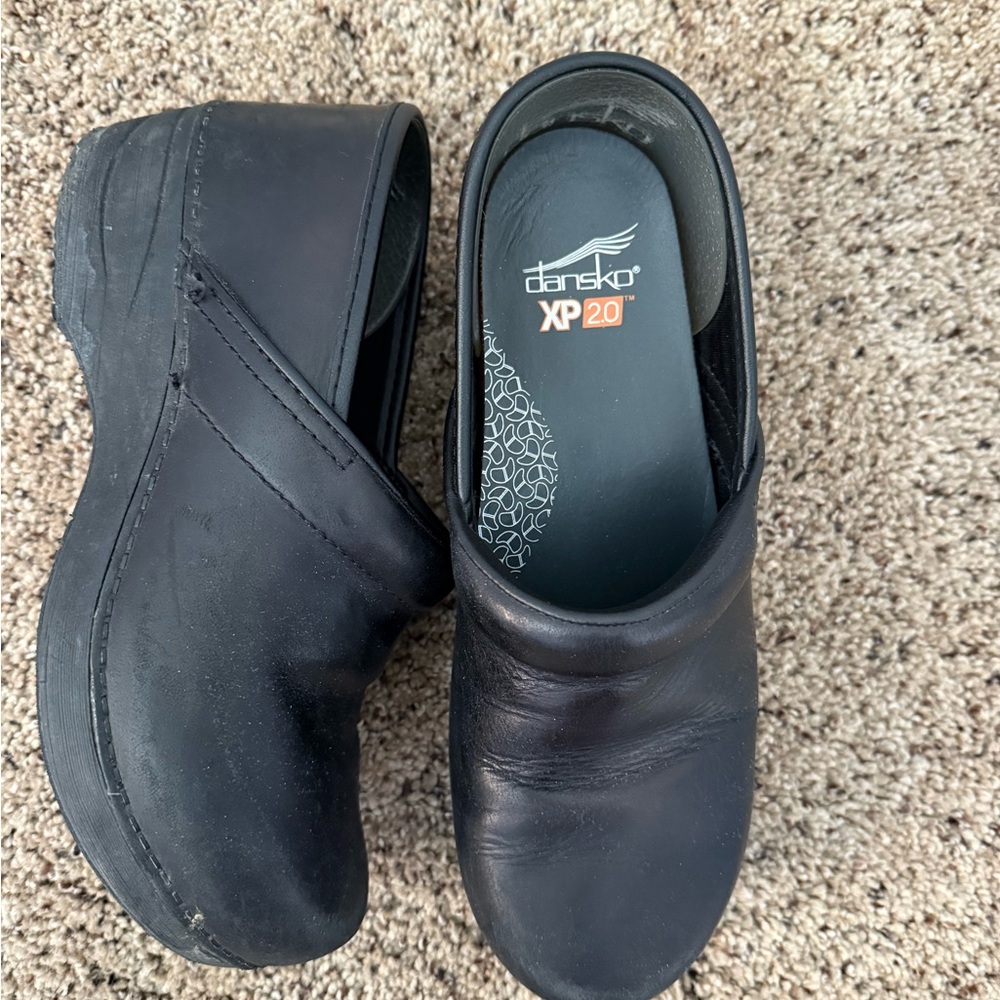 Dansko XP 2.0 Black Clogs